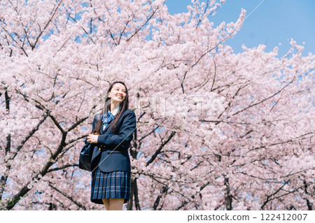 漫步在櫻花樹下的女高中生 122412007