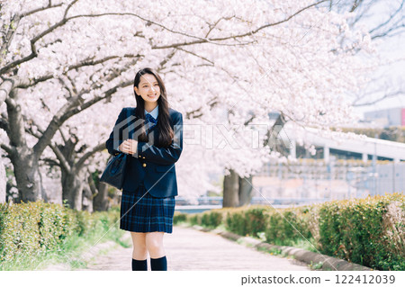 在櫻花樹的街道上上學的高中生 122412039
