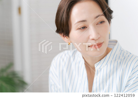 A woman in her 30s wearing a shirt 122412059