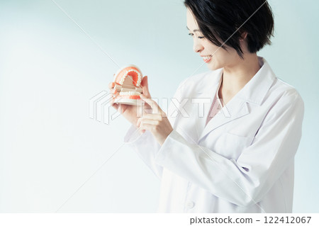 有牙齒模型的牙醫婦女 122412067