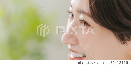 微笑的女人的眼睛（橫幅） 122412116