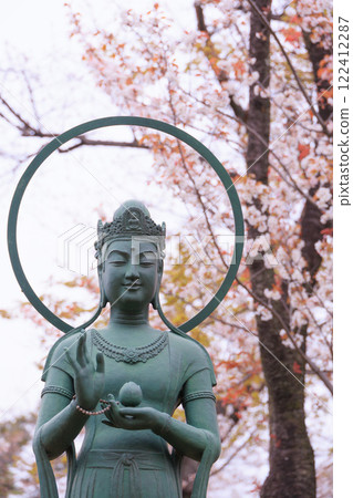 Statue of Kannon Bodhisattva and cherry blossoms at Asukayama Park Statue of Kannon Bodhisattva and cherry blossoms at Asukayama Park 122412287