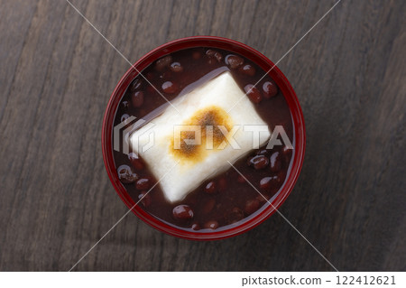 俯視香濃的善哉,木桌上烤著年糕 俯視香濃的善哉,木桌上烤著年糕 122412621