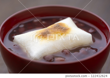 Zenzai 與木桌上烤的年糕 122412624