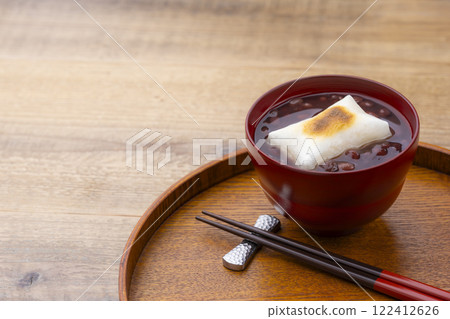 Zenzai 與木桌上烤的年糕 122412626