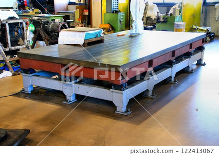 A large "surface plate" made of cast iron with sufficient internal stress relief and a precisely finished surface. A large "surface plate" made of cast iron with sufficient internal stress relief and a precisely finished surface. 122413067