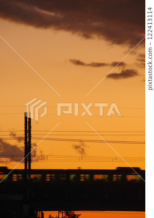 日落和運行的火車 122413114