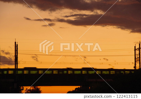 日落和運行的火車 122413115