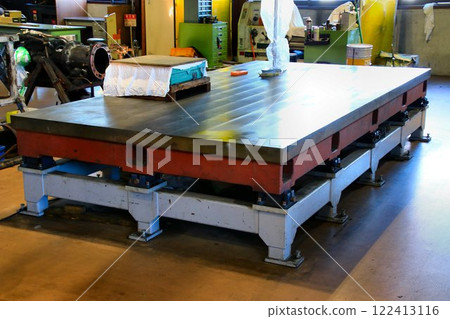 由鑄鐵製成的大型“表面板”，具有足夠的內部應力消除和精確加工的表面。 122413116