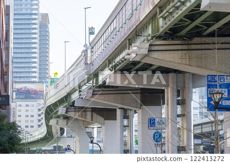 Osaka: Near Nishihonmachi intersection, Chuo-dori overpass 122413272