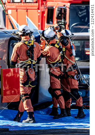 Rescue team members perform rescue training using a hydraulic cutter to cut off the roof of a car that has overturned in an accident during a fire drill at the New Year's ceremony. 122414431