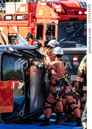 在消防訓練期間，救援人員使用液壓切割機切斷一輛因事故翻倒的汽車的車頂。 122414470