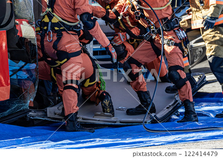 在消防訓練期間，救援人員使用液壓切割機切斷一輛因事故翻倒的汽車的車頂。 122414479