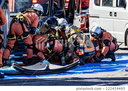 在消防訓練期間，救援人員使用液壓切割機切斷一輛因事故翻倒的汽車的車頂。 122414493