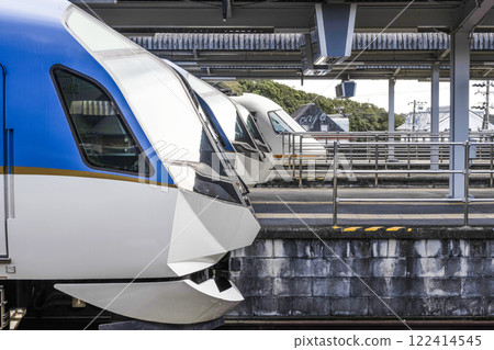 "Shimakaze" and "Urban Liner" stopped at Kashikojima Station 122414545