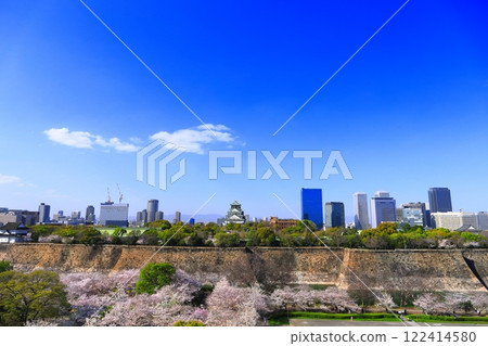 [Osaka Prefecture] Osaka Castle and Osaka Business Park with cherry blossoms in full bloom 122414580