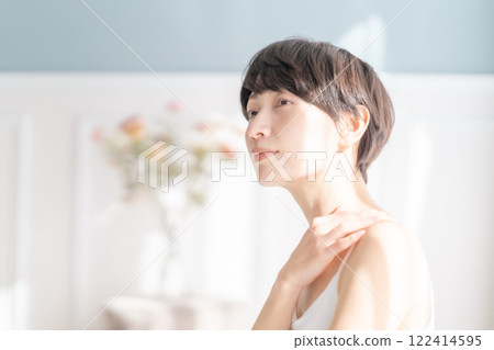 一位中年婦女沐浴在清晨清爽的陽光下 122414595