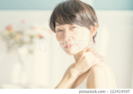 一位中年婦女沐浴在清晨清爽的陽光下 122414597