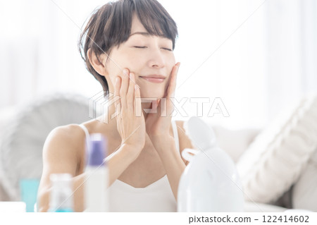 中年婦女在家做皮膚護理 中年婦女在家做皮膚護理 122414602
