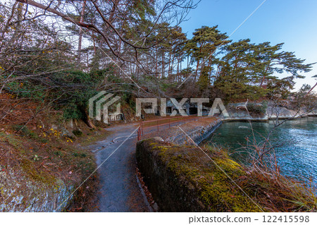 Autumn evening scenery on Oshima Island, one of the Three Most Scenic Spots of Japan (Matsushima Town, Miyagi County, Miyagi Prefecture) 122415598