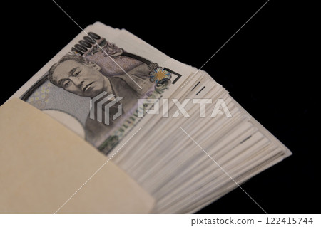 100 張舊 10,000 日元鈔票裝在信封中 100 張舊 10,000 日元鈔票裝在信封中 122415744
