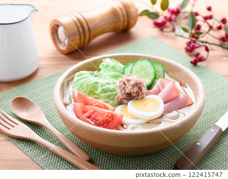 木碗裡的沙拉烏龍麵 木碗裡的沙拉烏龍麵 122415747