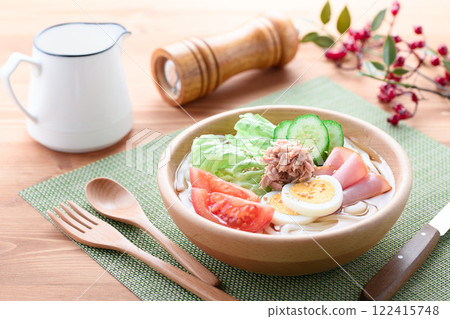 木碗裡的沙拉烏龍麵 122415748