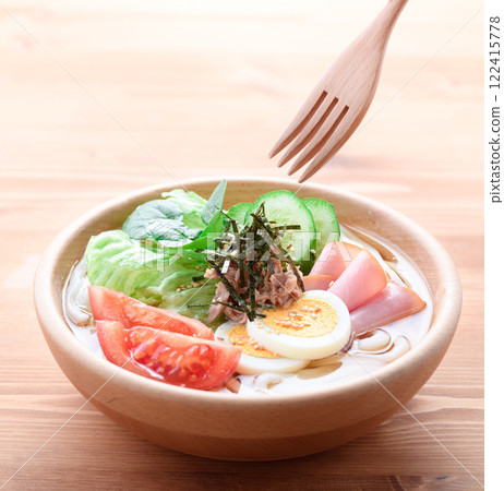 Salad udon served in a wooden bowl Salad udon served in a wooden bowl 122415778