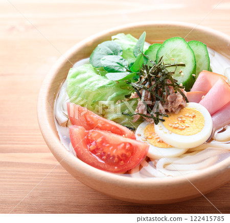 木碗裡的沙拉烏龍麵 122415785