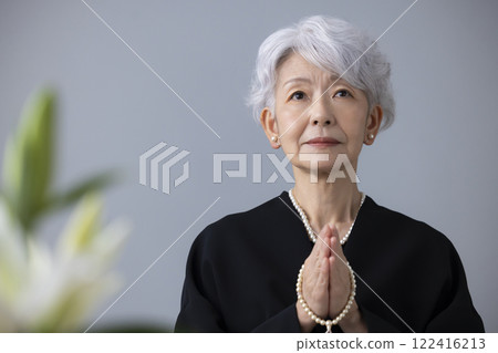 喪服的資深婦女 122416213
