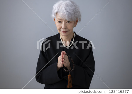 喪服的資深婦女 122416277