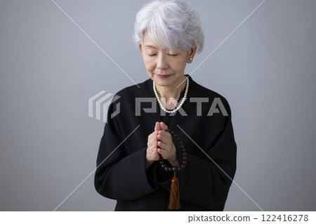 senior woman in mourning clothes 122416278