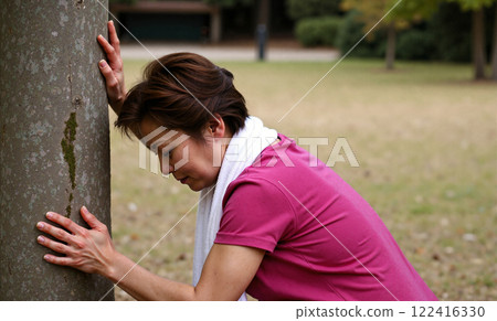 Middle-aged senior citizens suffering from heatstroke outdoors 122416330