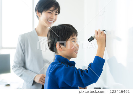 小學生在教室上課 122416461