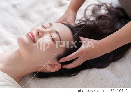 接受頭部按摩治療的婦女 122416741