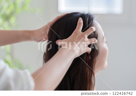 接受頭部按摩治療的婦女 122416742