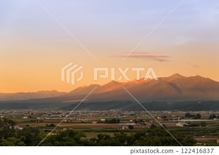 [Autumn sunset from Furano Wine House and the Tokachi mountain range] 122416837