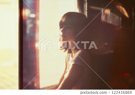 看通過窗口的婦女 122416869