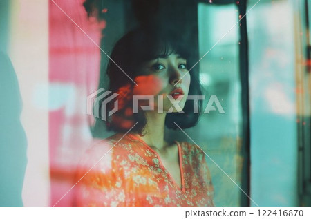 一位年輕女子用拍立得相機拍照 122416870