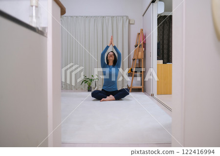 在家冥想的女人 在家冥想的女人 122416994