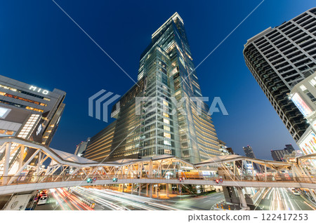 Abeno Harukas, night view from the pedestrian bridge, looking up, full view [same angle 4/4] 122417253