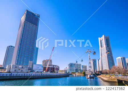 日本橫濱城市景觀 橫濱地標塔、火車軌道等景觀。背面是櫻木町站方向...=2020年1月22日 122417362