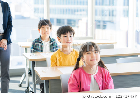 小學生在教室裡參加考試 122417457