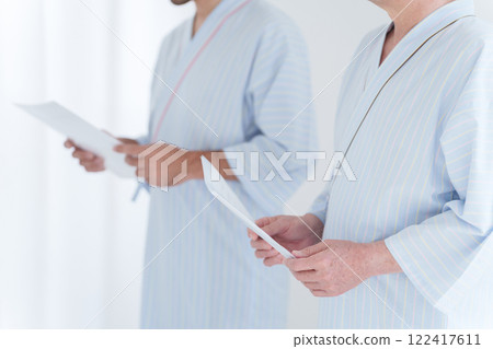 接受身體檢查的男性患者 接受身體檢查的男性患者 122417611