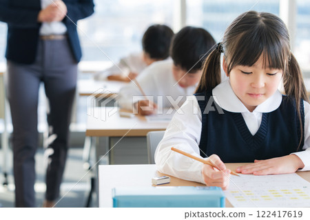 孩子們參加考試 孩子們參加考試 122417619