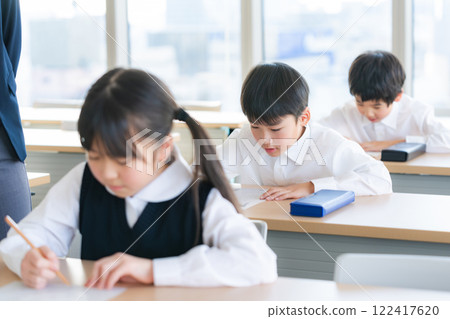 孩子們參加考試 孩子們參加考試 122417620
