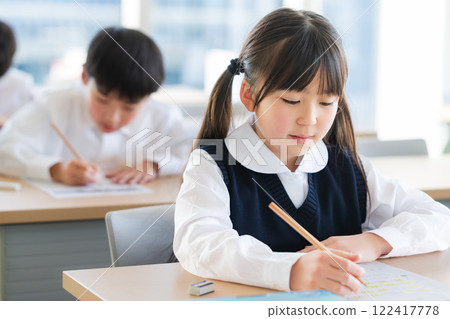 Children taking a test 122417778