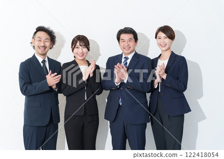 Multiple smiling businessmen clapping Multiple smiling businessmen clapping 122418054