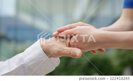 在照顧老人的護理人員手中 在照顧老人的護理人員手中 122418265