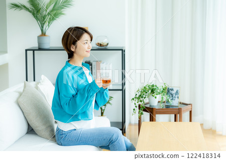 Woman relaxing in the living room 122418314